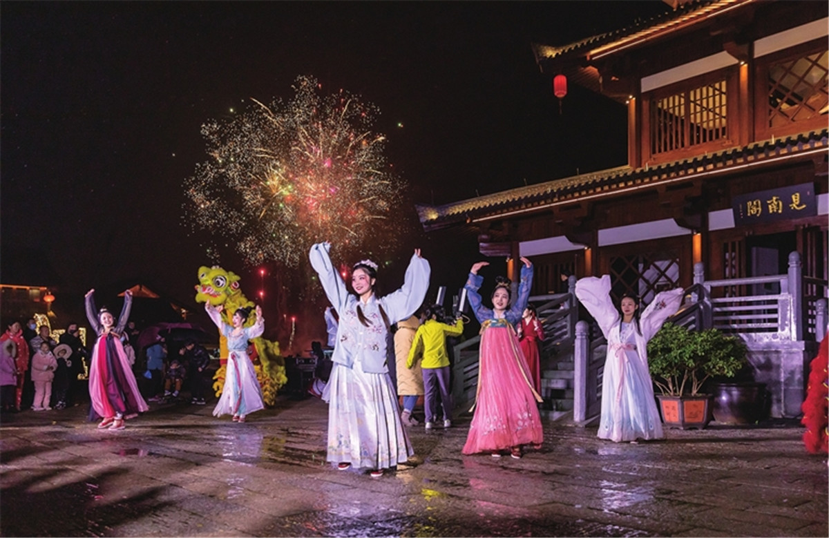 灯河流彩春意闹——沔阳小镇元宵节侧记