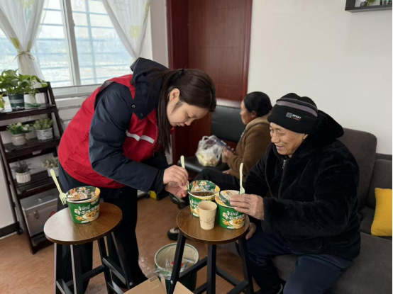 风雪归途，一碗热面暖人心 湖北交投燕窝收费站成返...