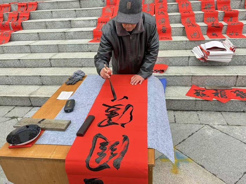 挥毫书新岁 送福进万家——仙桃剅河镇