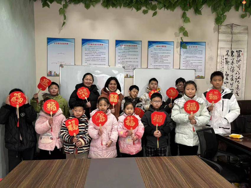 金墨点红扇 童心纳新福——仙桃一学校寒假进社区开...