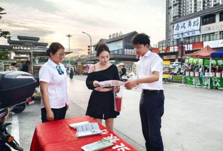 金融宣传进夜市 守护人民币尊严 烟火街头普及金融知识