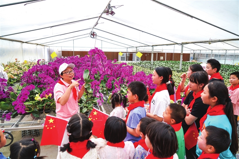 “花妈妈”情暖童心